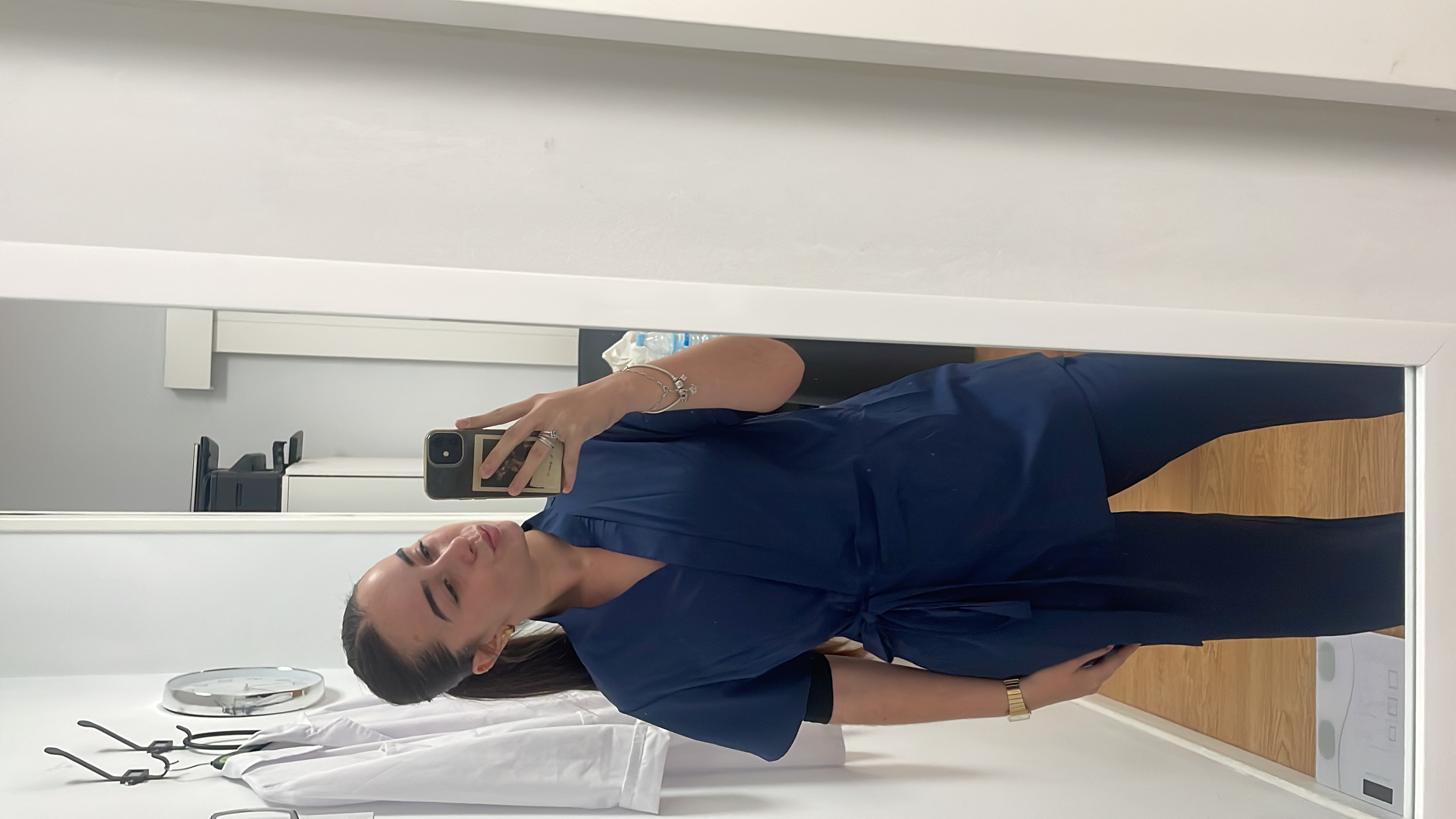 Noa con uniforme azul durante su experiencia como técnica de cámaras hiperbáricas