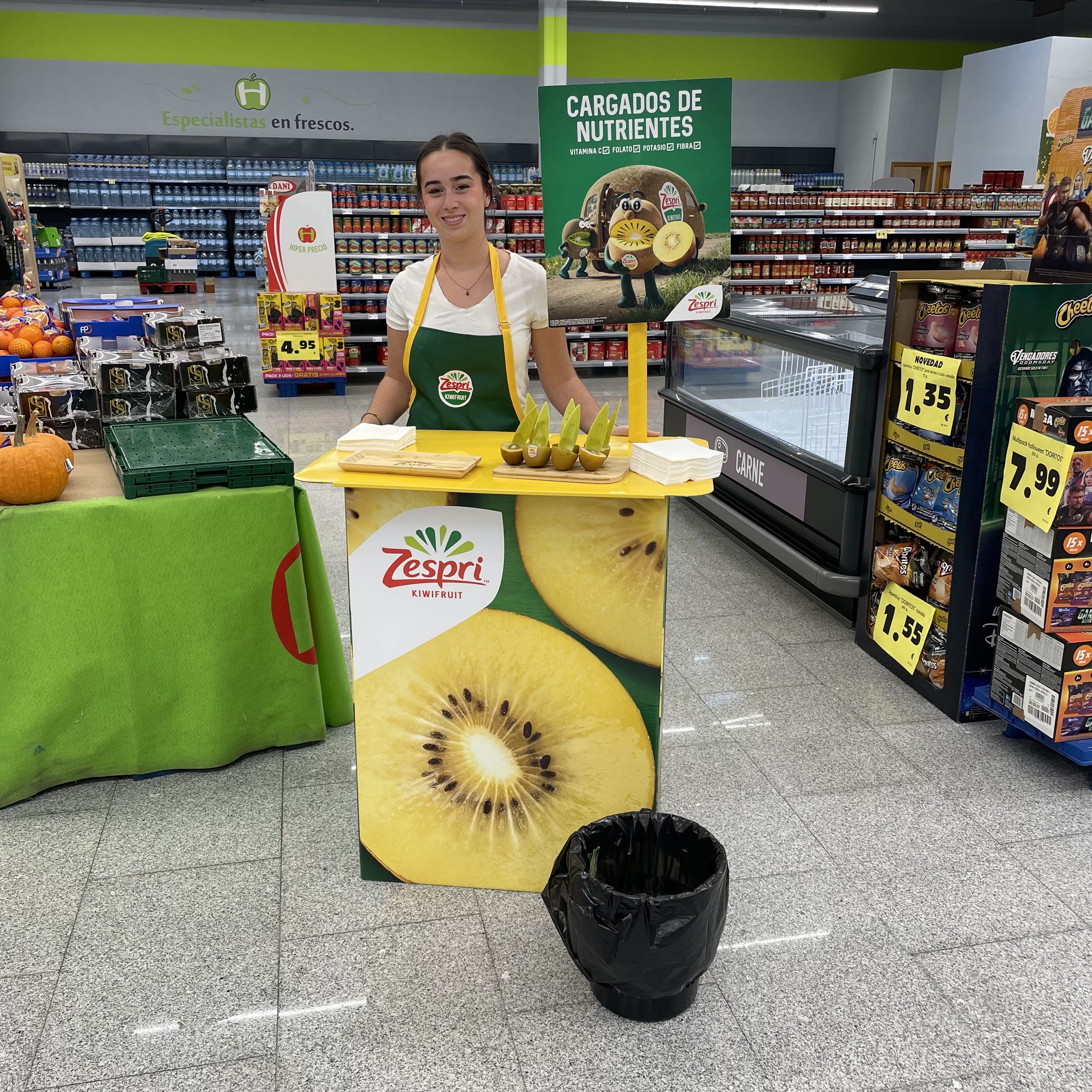 Noa como promotora de ventas en una acción de kiwis Zespri