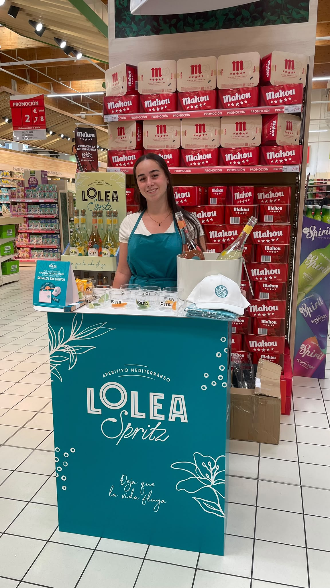 Noa como promotora de ventas en una acción de Lolea